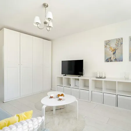Apartment Grochowska Bright With Desk By Renters *