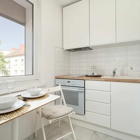 Grochowska Bright With Desk By Renters Apartman *