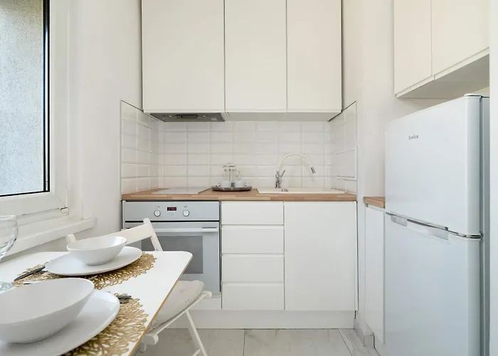 Grochowska Bright With Desk By Renters Poznań