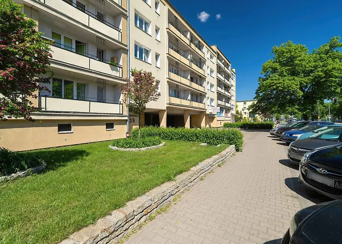 Grochowska Bright With Desk By Renters *